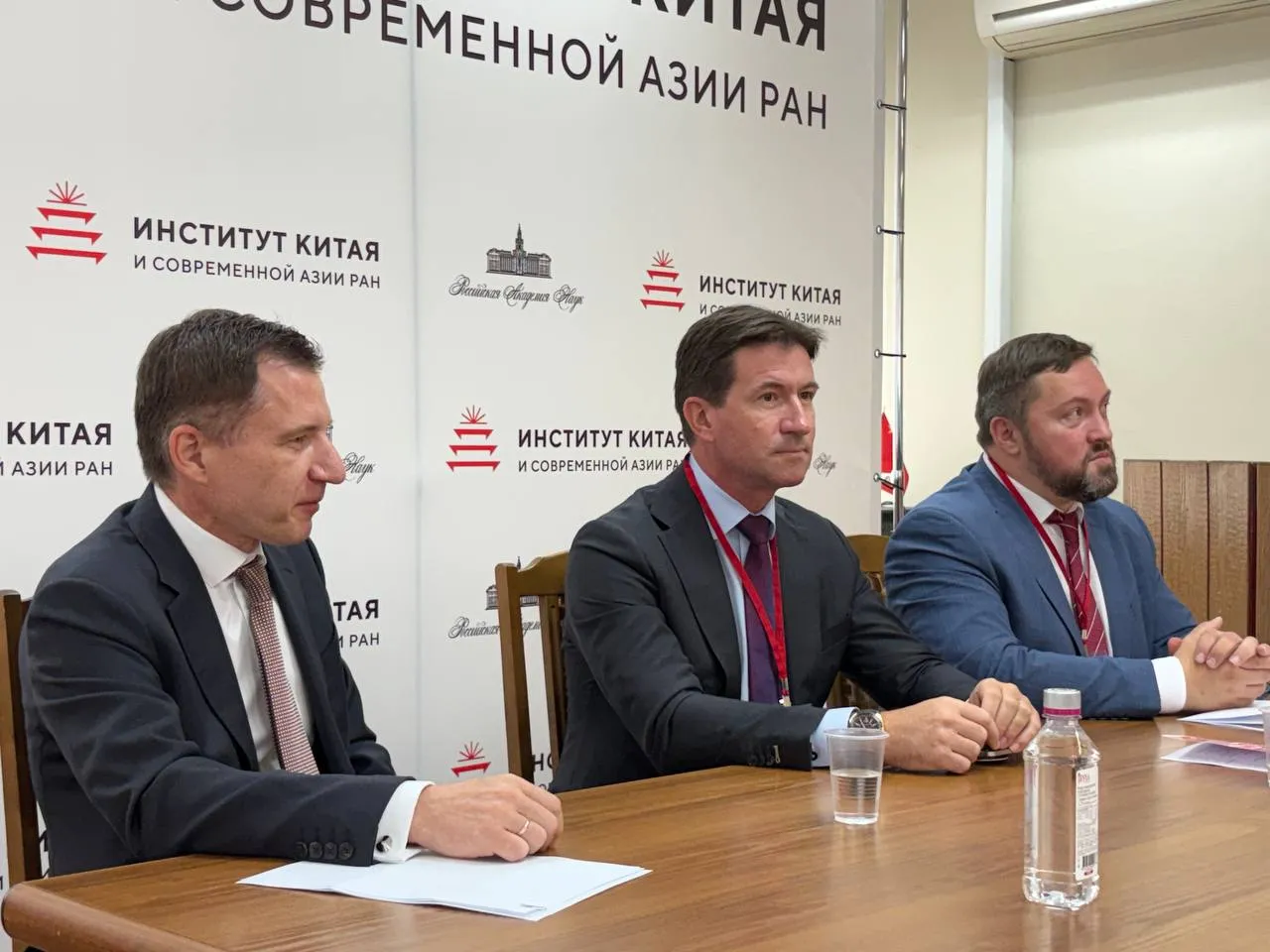 Президиум конференции «Гуманитарный поворот на Восток» в ИКСА РАН