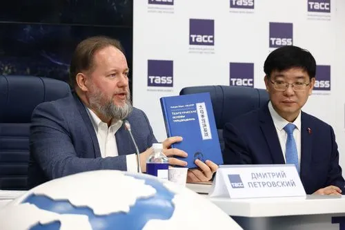 Книга «Теоретические основы тайцзицюань» на круглом столе в ТАСС