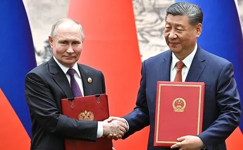 Владимир Путин и Си Цзиньпин после подписания документов